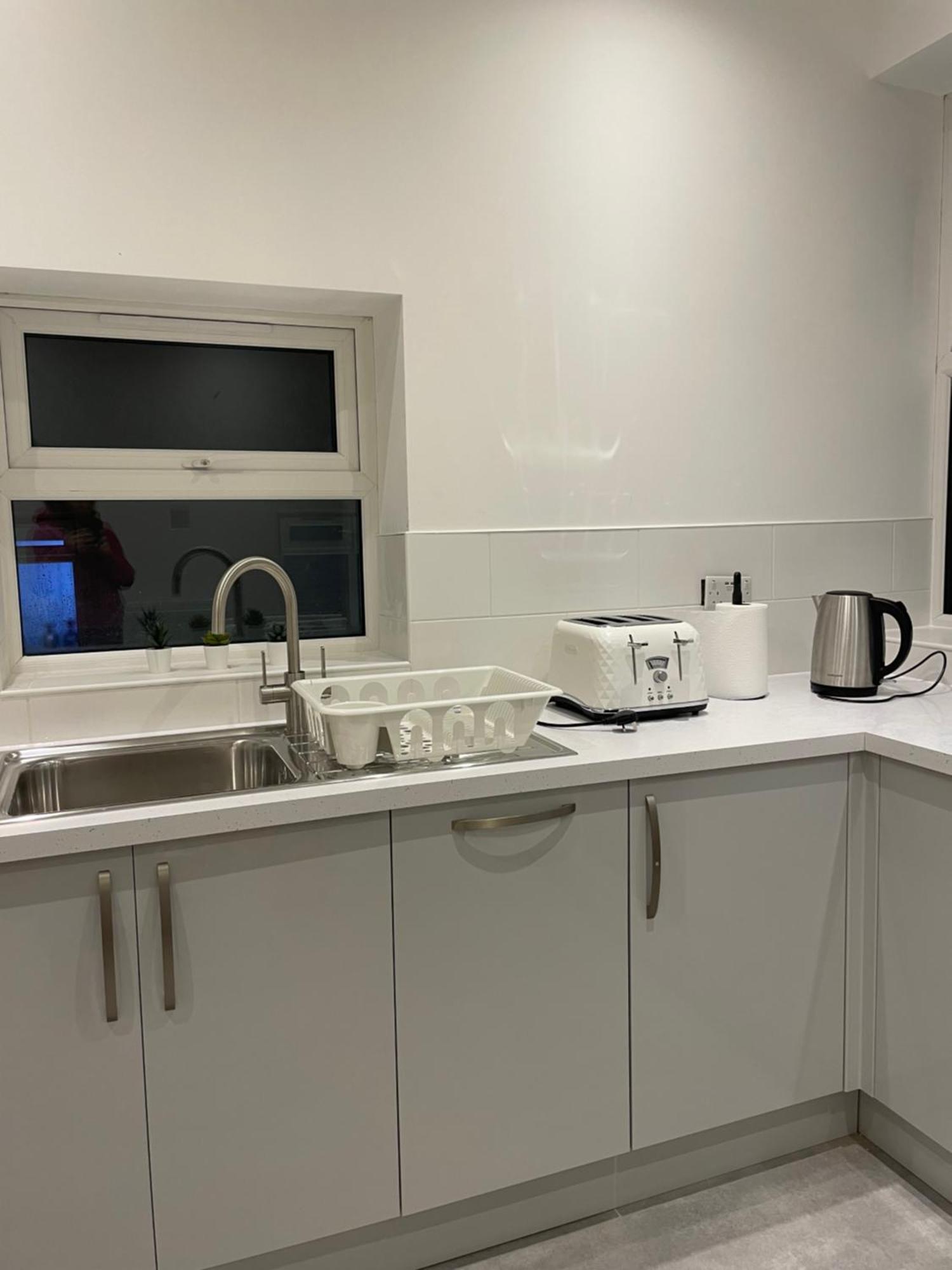 Newly Renovated Flat In Ashtead Apartment Exterior photo
