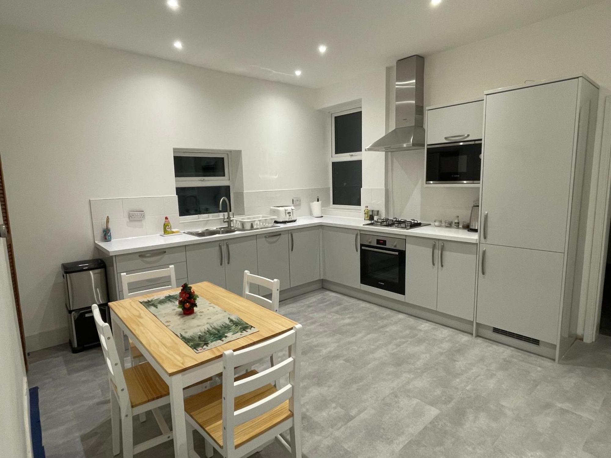 Newly Renovated Flat In Ashtead Apartment Exterior photo
